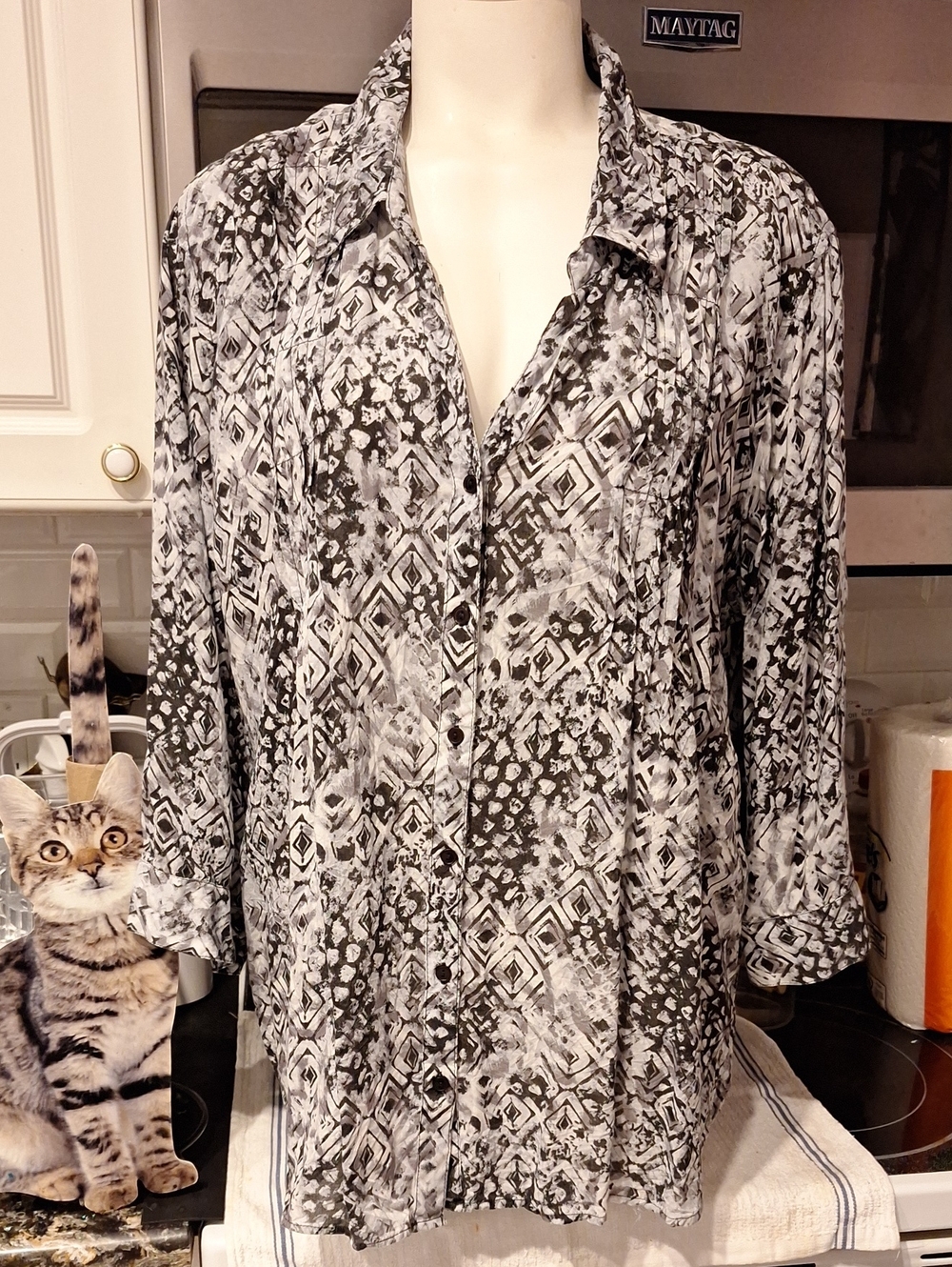 r Gloria Vanderbilt Black and White Geometric Button-Down Shirt. XXL